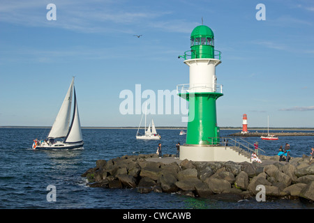 Barche a vela passando i fari alla foce del fiume Warnow, Warnemuende, Meclemburgo-Pomerania Occidentale, Germania Foto Stock