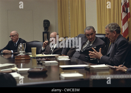 Il senatore Richard Russell, Dean Rusk, presidente Lyndon Johnson e Clark Clifford in una Bipartisan la leadership del congresso Foto Stock