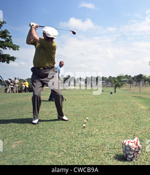 Il presidente Lyndon Johnson giocando a golf a Ramey Air Force Base, Puerto Rico. Marzo 3, 1968. Foto Stock