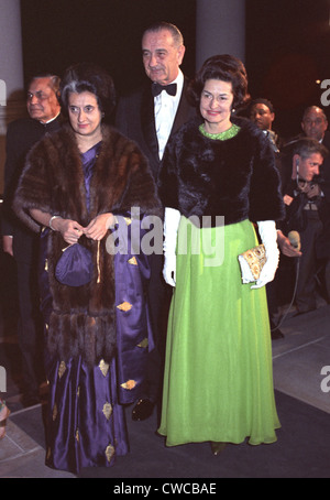 Indira Gandhi con il presidente e Lady Bird Johnson prima uno stato la cena in onore del Primo Ministro indiano. Marzo 28, 1966. Foto Stock