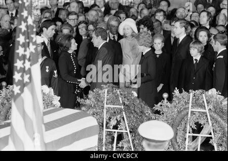 Lyndon Johnson funerale. Il presidente Nixon offrendo condoglianze a Lady Bird Johnson a LBJ cerimonie funebri all'interno del Campidoglio. Foto Stock