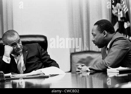 Lyndon Johnson ascolto di Martin Luther King nel corso di un incontro con i diritti civili di leader presso la Casa Bianca. Marzo 18, 1966. Foto Stock