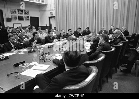 Militari e civili di partecipanti nel 1966 Honolulu Conferenza sulla guerra del Vietnam. Il presidente Johnson è affiancato da Robert Foto Stock