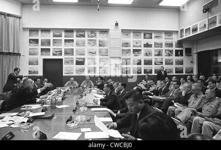 Honolulu Conferenza sulla guerra del Vietnam. Il presidente Lyndon Johnson è inclinato in avanti e gesticolando verso Nguyen Van Thieu. Foto Stock