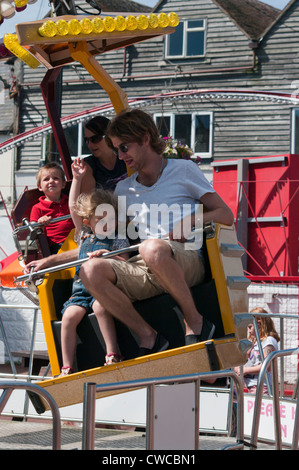 Padre e figlia su una fiera Ride UK Fiera Parchi Divertimento Passeggiate Foto Stock