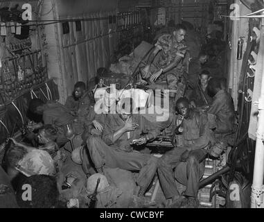 Guerra del Vietnam. 101ª Divisione aviotrasportata soldati di un elicottero lungo il tragitto per il Phi Troung Air Base per una ricerca e distruggere la missione Foto Stock