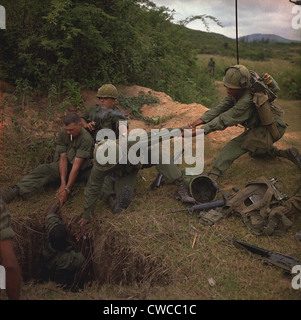 Guerra del Vietnam. Un Fante ci viene abbassata in un tunnel da membri del plotone di ricognizione durante il funzionamento in Oregon. Essi Foto Stock