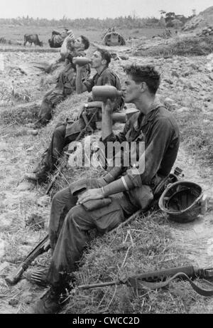 Guerra del Vietnam. I soldati del XXV divisione di fanteria da bere la loro mense durante una pausa nelle loro operazioni di pattugliamento del Duc Foto Stock