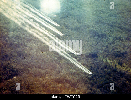 Guerra del Vietnam. Dal 1962 fino al 1971, militari USA spruzzata defoliante oltre il Vietnam foreste di negare le forze comuniste di utilizzare Foto Stock