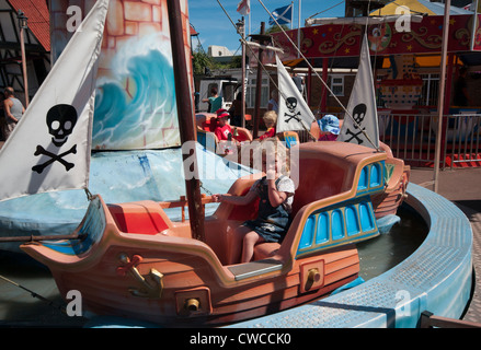 Bambina bambino su un Fairground Ride UK Foto Stock