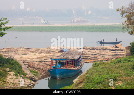 Il trasporto di resoconti sul fiume Irrawaddy vicino a Mandalay, Myanmar Foto Stock