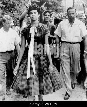 Quindici anni di Dorothy conta braves vessazioni come lei cammina per Harding High School, Charlotte, N.C. Sett. 4, 1957. Foto Stock