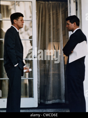 Il presidente Kennedy parla con suo fratello, il procuratore generale Robert Kennedy. Ca. 1961 al 1963. Foto Stock