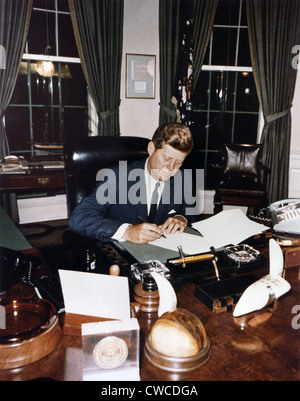 Il presidente Kennedy firma Cuba Annuncio di quarantena. La US Navy blocco potrebbe impedire la consegna dei Soviet aggiuntivi Foto Stock