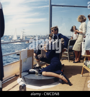 Presidente e Jacqueline Kennedy guarda l'America's Cup gara dal ponte della USS Joseph P. Kennedy, Jr. la gara è stata disattivata Foto Stock