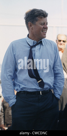 Un rilassato Presidente John Kennedy godendo l'America's Cup gara al largo di Newport, Rhode Island, a sett. 15, 1962. Foto Stock