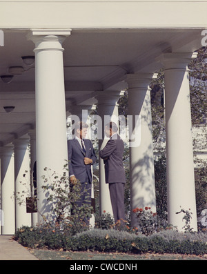 Crisi dei missili di Cuba. Il presidente John Kennedy e Robert McNamara in discussione al di fuori dell'ala ovest. Ott. 29. 1962. Foto Stock