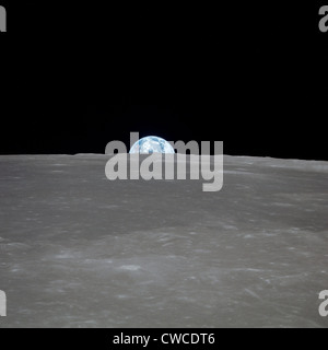 Apollo 11 Terra salire oltre la Luna. Messa a terra all'orizzonte nel Mare Smythii Regione della luna. Immagine 1 di una sequenza della NASA di Foto Stock