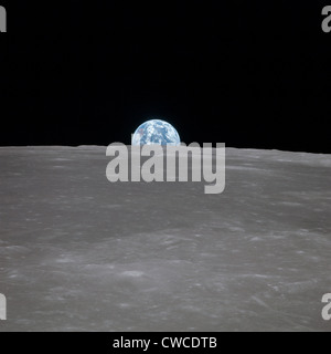 Apollo 11 Terra salire oltre la Luna. Messa a terra all'orizzonte nel Mare Smythii Regione della luna. Immagine 2 di una sequenza della NASA di Foto Stock