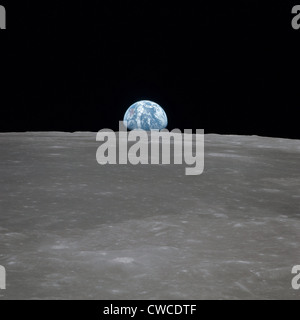 Apollo 11 Terra salire oltre la Luna. Messa a terra all'orizzonte nel Mare Smythii Regione della luna. Immagine 3 di una sequenza della NASA di Foto Stock