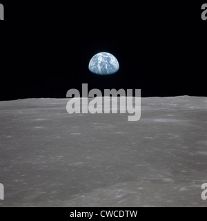 Apollo 11 Terra salire oltre la Luna. Messa a terra all'orizzonte nel Mare Smythii Regione della luna. Immagine 7 di una sequenza della NASA di Foto Stock