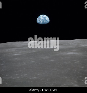 Apollo 11 Terra salire oltre la Luna. Messa a terra all'orizzonte nel Mare Smythii Regione della luna. Immagine 11 di una sequenza della NASA di Foto Stock