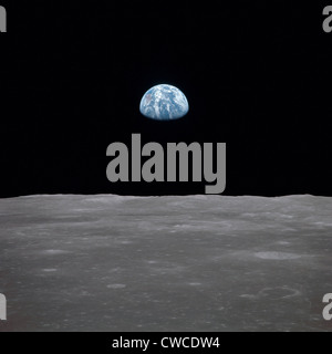 Apollo 11 Terra salire oltre la Luna. Messa a terra all'orizzonte nel Mare Smythii Regione della luna. Immagine 14 di una sequenza della NASA di Foto Stock