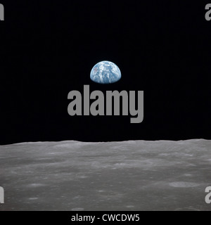 Apollo 11 Terra salire oltre la Luna. Messa a terra all'orizzonte nel Mare Smythii Regione della luna. Immagine 17 di una sequenza della NASA di Foto Stock