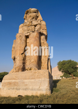 I Colossi di Memnon sono due enormi statue di pietra del faraone Amenhotep III. Foto Stock