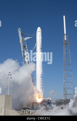 La SpaceX Falcon 9 rucola e Dragon navicella spaziale sollevare da Cape Canaveral Air Force Station. Il Drago navicella spaziale completato Foto Stock