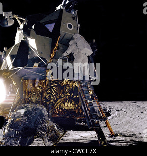 Apollo 12 astronauta Alan Bean si avvia verso il basso la scaletta del modulo lunare "Intrepid' per unire il comandante Charles Conrad sul Foto Stock