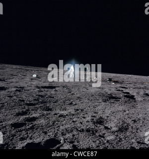 Apollo 12 astronauta Alan Bean distribuisce esperimenti scientifici sulla superficie lunare. Nov. 19, 1969. Foto Stock