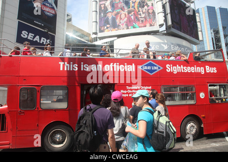 I turisti di salire a bordo di un Toronto bus panoramico nella parte anteriore del Centro Eaton su Yonge Street, agosto 2012 Foto Stock