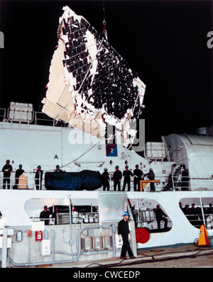 Lo Space Shuttle Challenger disastro. I team di recupero pezzi recuperati del Challenger dall'Oceano Atlantico. Gen 30, 1986. Foto Stock
