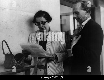 Hannah Arendt con un compagno di reporter. Ella è la più nota per la sua copertura della guerra nazista criminale Adolf Eichmann trial, Foto Stock
