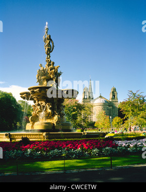 Ross Fontana e St Cuthberts Chiesa a ovest di Princes Street Gardens Edinburgh Scozia Scotland Foto Stock