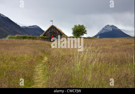 Percorso spirituale alla vecchia chiesa storica Grafarkirkja tetto di erba sintetica vicino Hofsos a Graf, nel paesaggio settentrionale dell'Islanda, Hofdastrond, Islanda Foto Stock