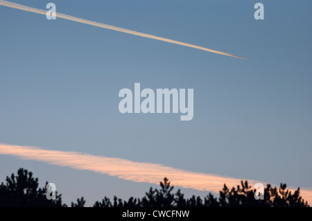 Lontano, airborne aeromobili contrail lasciando dietro di essa Foto Stock