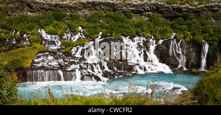 Paesaggio islandese, cascate di Hraunfossar nei pressi di Reykholt, in Islanda, Europa estiva, foss, cascate, paesaggi ispiratori Foto Stock