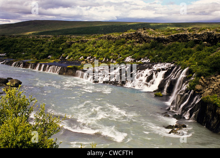 Islanda panorama di Hraunfossar e Barnafossar cascate, baby cade vicino a Reykholt in Islanda, Europa Islanda, estate stream, foss cade Foto Stock