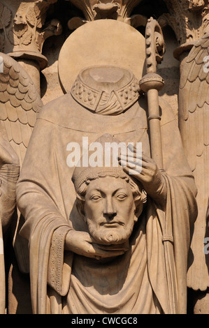 Parigi, Francia. La cattedrale di Notre Dame. Dettaglio della figura scolpita di St Denis nel portale di sinistra porta o Porte de la Vierge Foto Stock