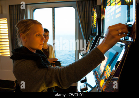 La donna gioca casino slot machine coin gioco sul Mar Baltico la nave di crociera M/S la Principessa Maria da Helsinki a San Pietroburgo Foto Stock