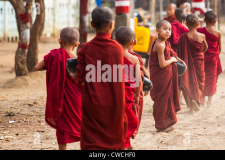I monaci raccogliendo elemosine a Bagan, Myanmar Foto Stock