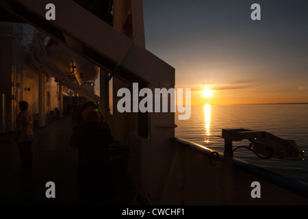 Davvero bellissimo tramonto su una nave da crociera mar baltico notte estiva Foto Stock