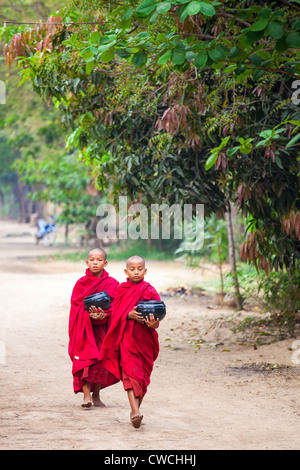 I monaci raccogliendo elemosine a Bagan, Myanmar Foto Stock