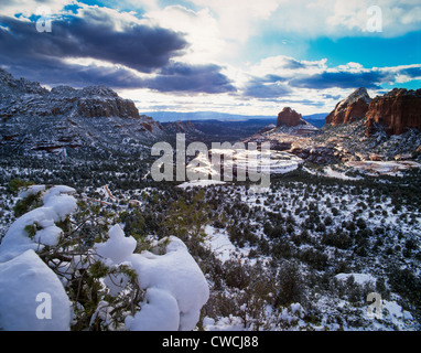 Munds Mountain Wilderness con neve. Mitten Ridge sulla destra. Sedona, in Arizona. Foto Stock