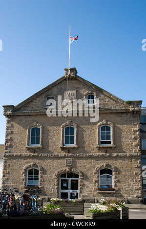 La bella cittadina in stile vittoriano hall sorge su La parata di Hugh Town, Saint Mary's, Isole Scilly. Foto Stock