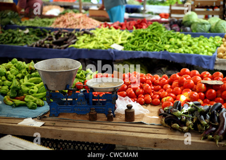 Vista del mercato turco in Koycegiz, una città vicino a Dalyan, Turchia con scale in primo piano con verdure Foto Stock