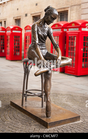 Londra Covent Gardens contemporanea moderna scultura in bronzo statua del giovane ballerino di Enzo Plazzotta eretto 1988 Foto Stock