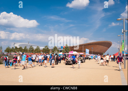 Londra 2012 Stratford Olympic Park folla di persone a piedi Velodromo spettacolare arena stadium venue summer blue sky passeggero mobilità passeggini buggy Foto Stock